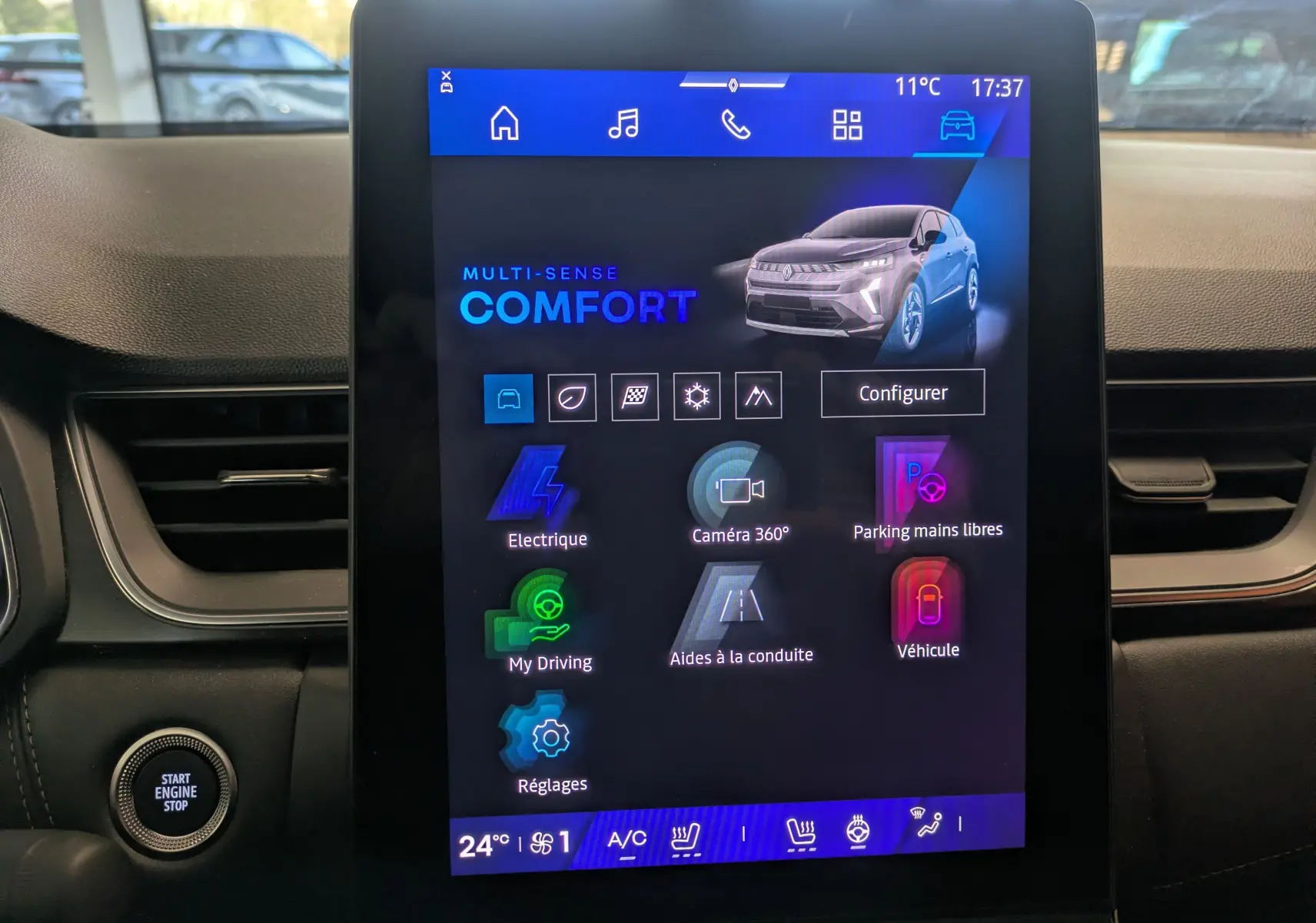 Écran tactile central du Renault Symbioz 2025 affichant les réglages confort et aides à la conduite.