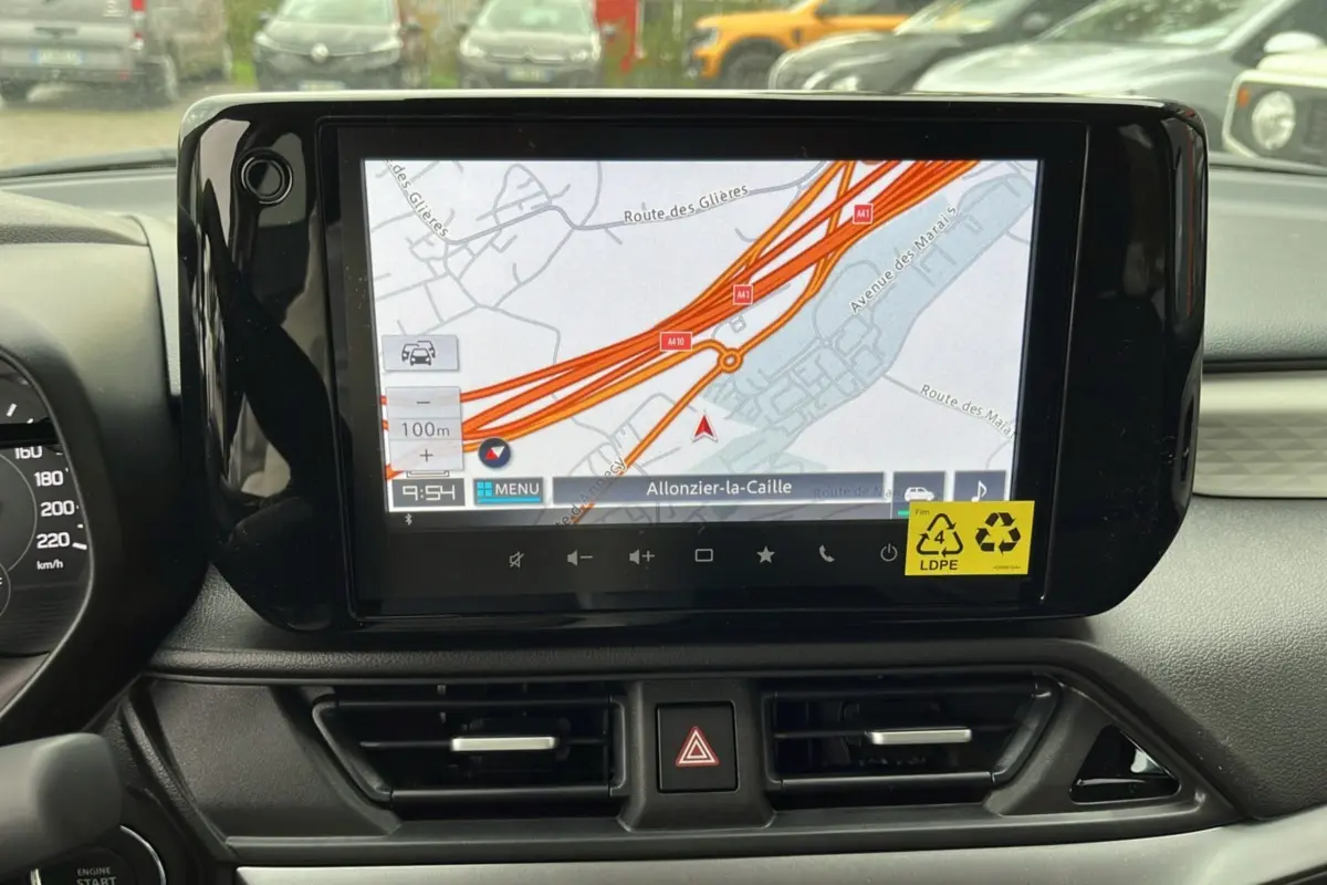 Écran central tactile avec navigation GPS affichant une carte, tableau de bord noir intérieur Suzuki Swift 2026.