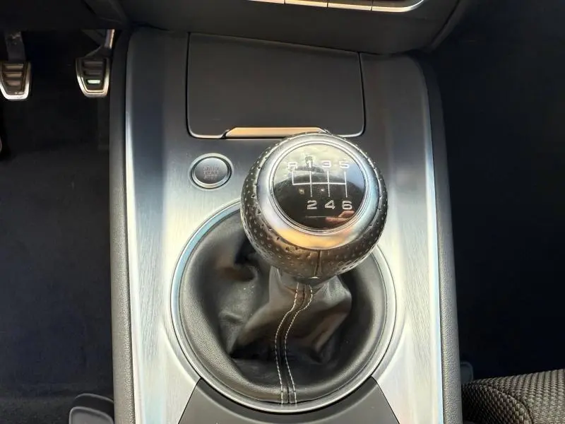 Gros plan sur le levier de vitesse manuel en cuir noir avec surpiqûres blanches dans l'Audi TT Coupé 2016.