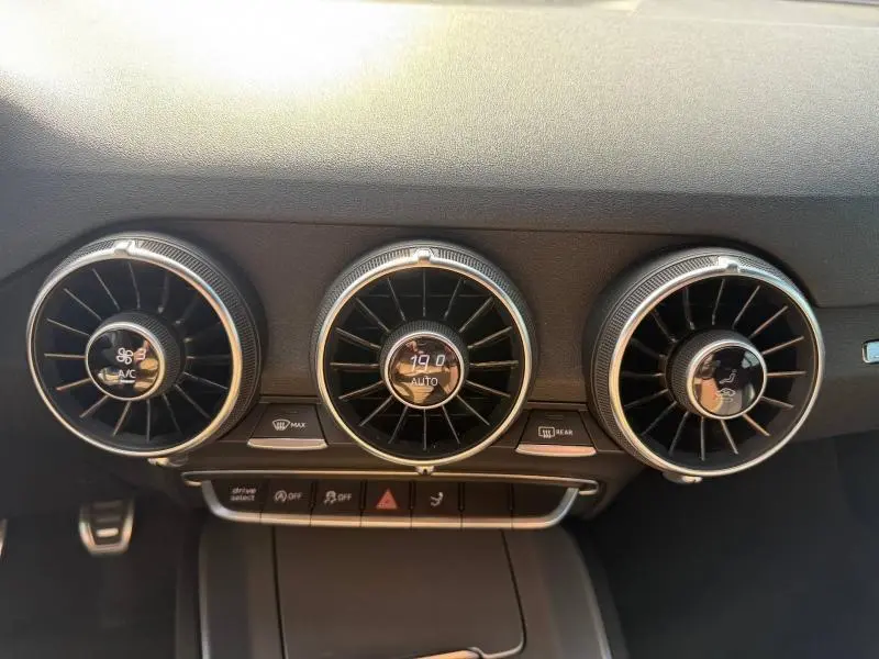 Vue rapprochée des trois aérateurs ronds noirs avec cerclage argenté du tableau de bord de l'Audi TT Coupé 2016.