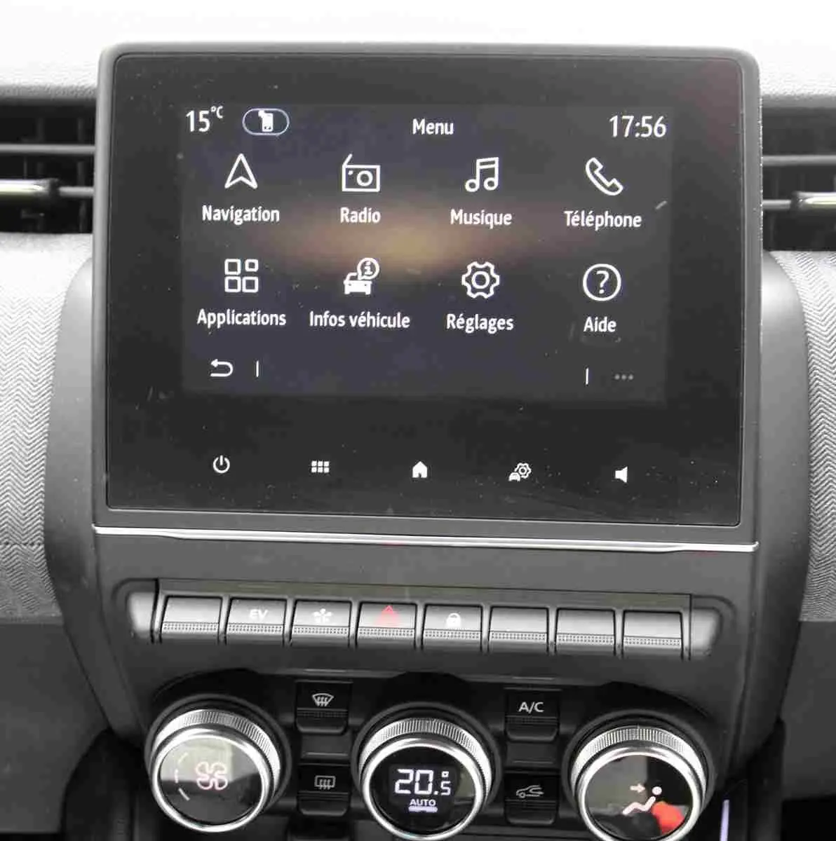 Écran tactile central de la Renault Clio 2025 bleu Iron Metal affichant le menu principal avec commandes climatisation en dessous.