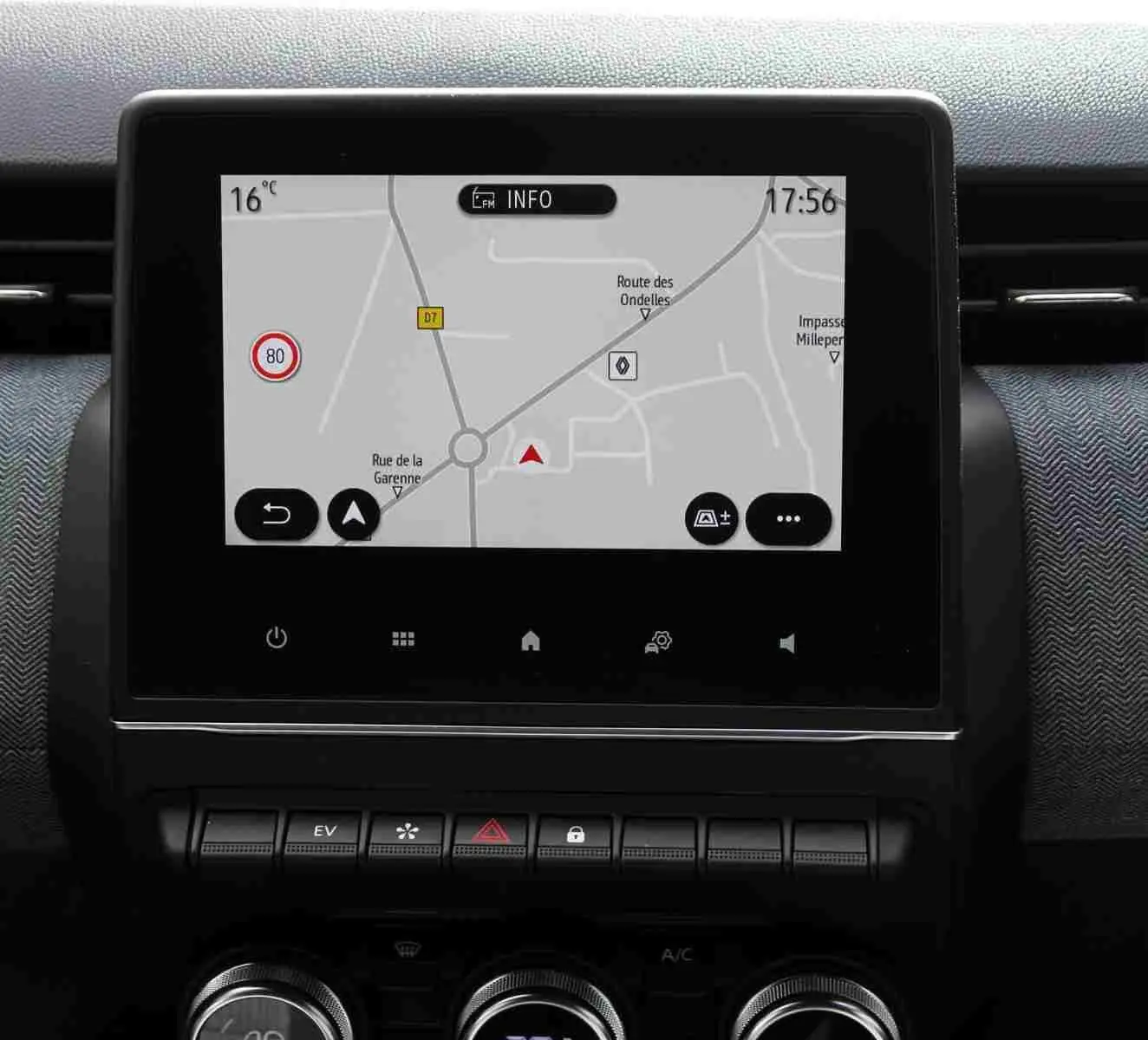 Écran tactile central affichant la navigation dans l’habitacle d’une Renault Clio 2025, finition gris noir.