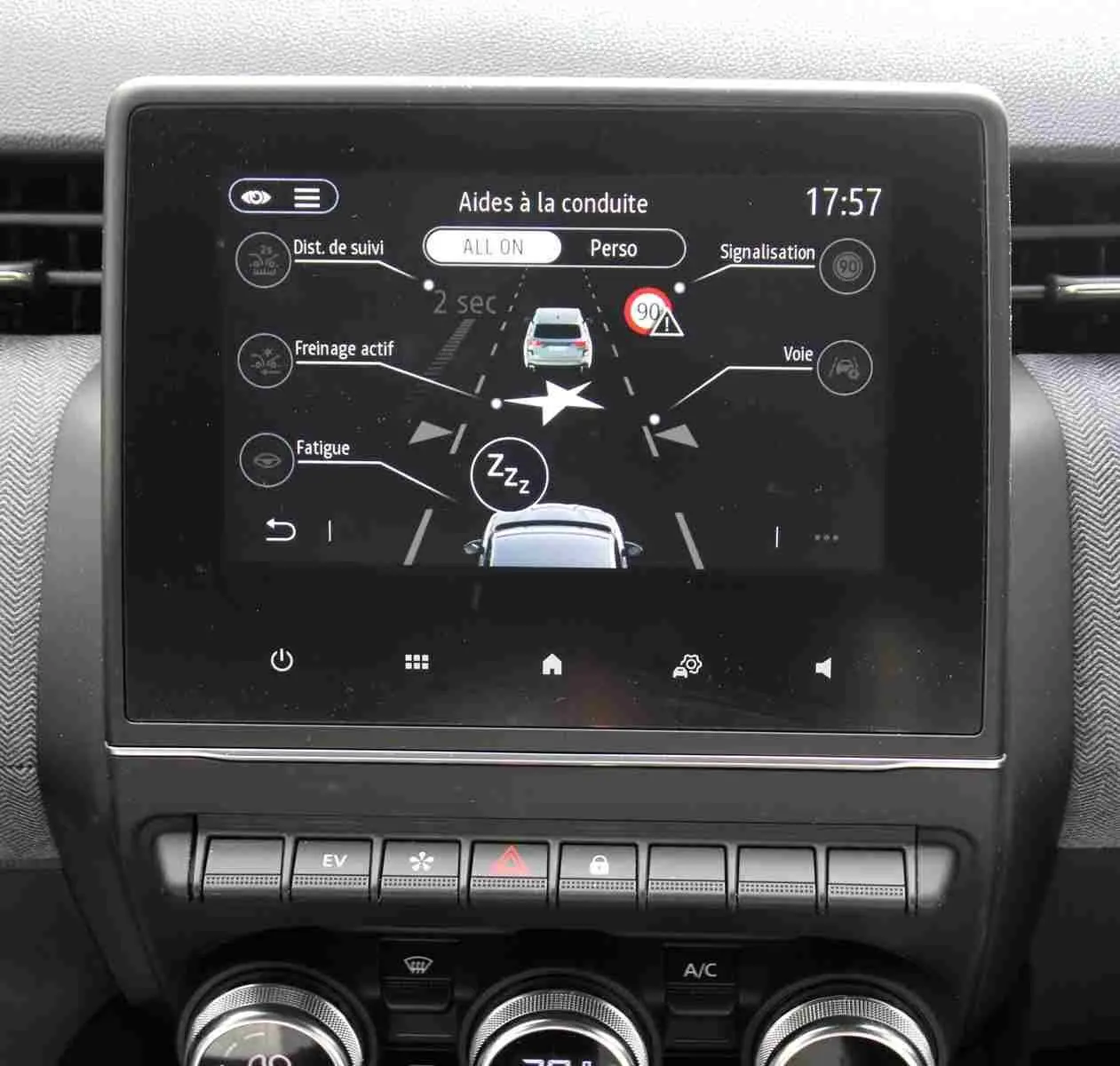 Écran central tactile de la Renault Clio 2025 affichant les aides à la conduite, vue intérieure du tableau de bord.