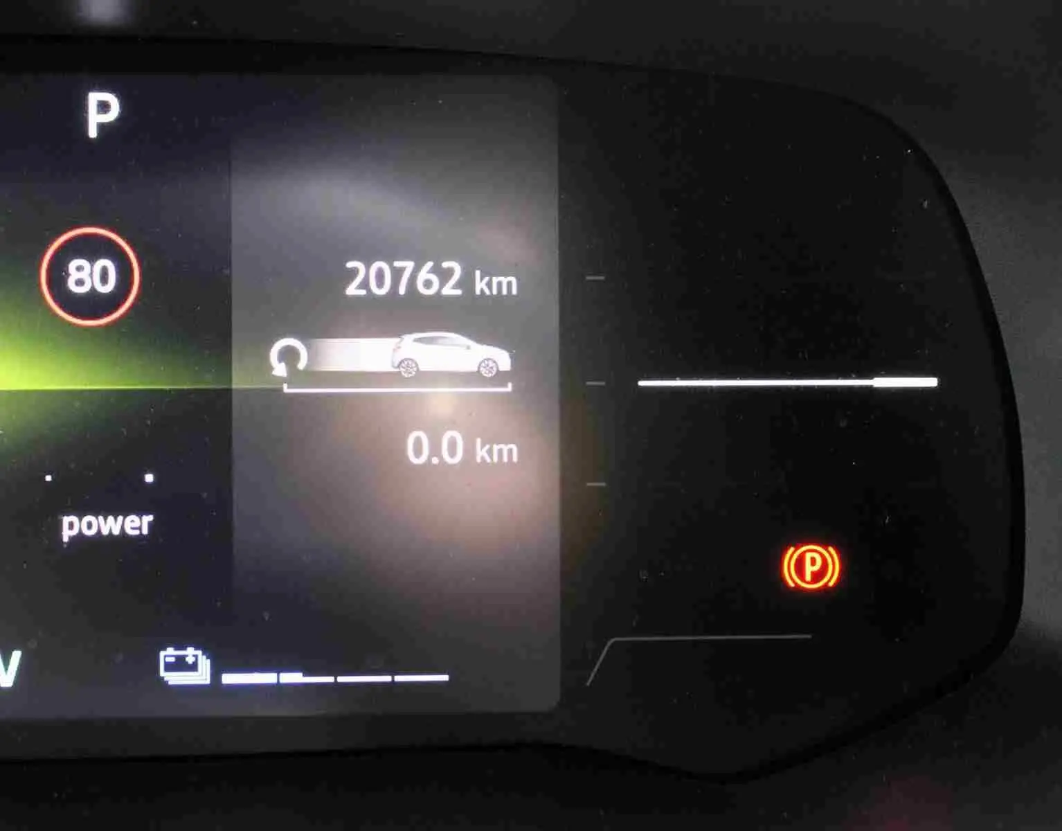 Tableau de bord numérique de Renault Clio hybride 2025 affichant 20 762 km, mode parking et limite 80 km/h.