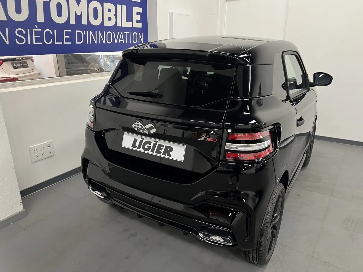 Vue 3/4 arrière droite de la LIGIER JS50 noire avec jantes alu noires mates et feux arrière LED distinctifs.