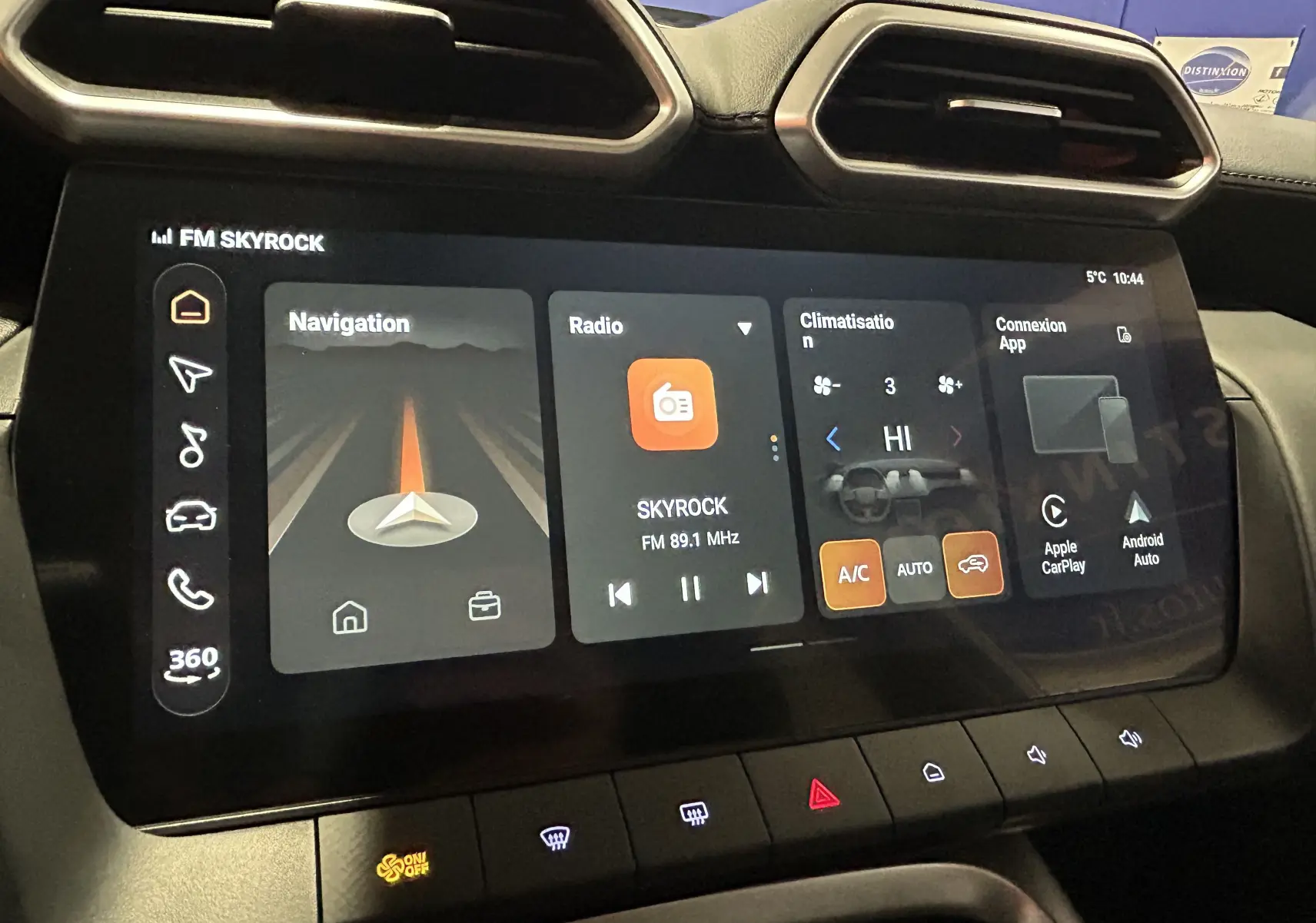 Écran tactile central du tableau de bord MG ZS Hybrid+ 2026, affichant navigation, radio et climatisation.