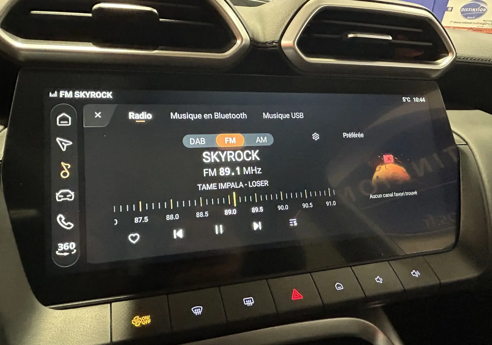 Écran tactile central du MG ZS Hybrid+ 197 Luxury en Candem Grey, affichant la radio FM Skyrock à 89.1 MHz.