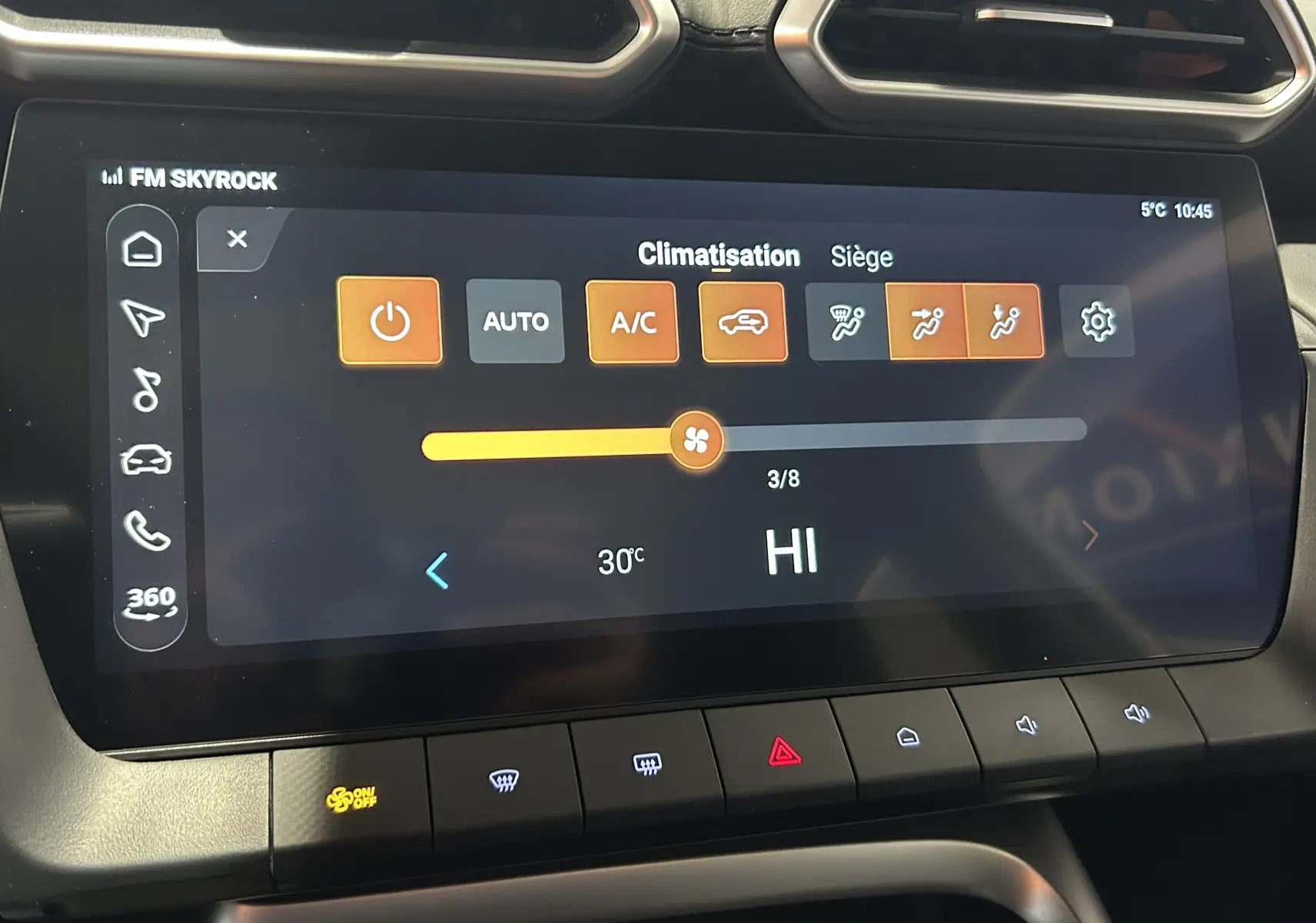 Écran tactile central du MG ZS Hybrid+ 2026 montrant la climatisation réglée à 30°C avec interface moderne noire.