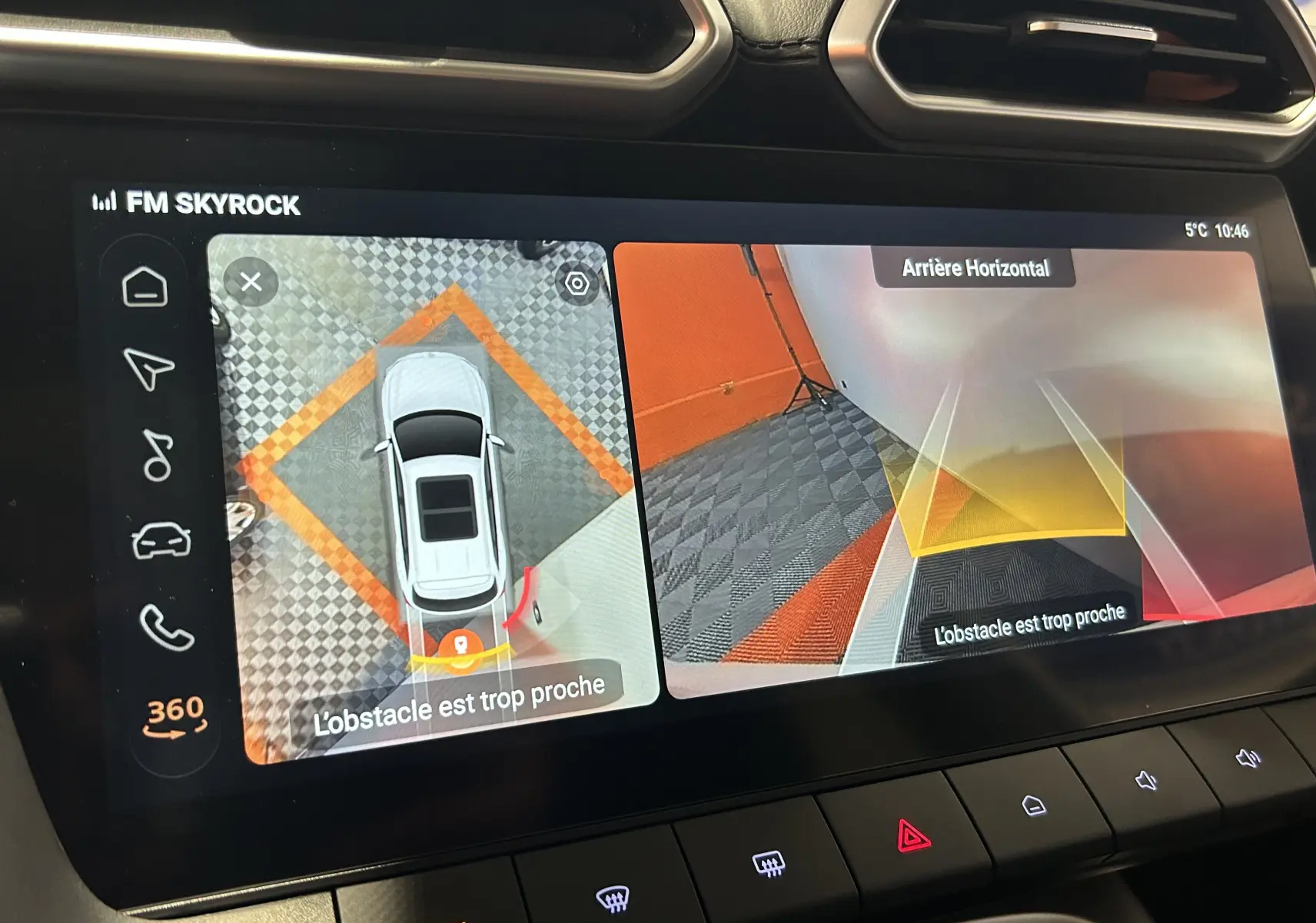 Vue intérieure de l'écran tactile du MG ZS Hybrid+ 197 Luxury, affichant la caméra 360° et l'alerte obstacle.