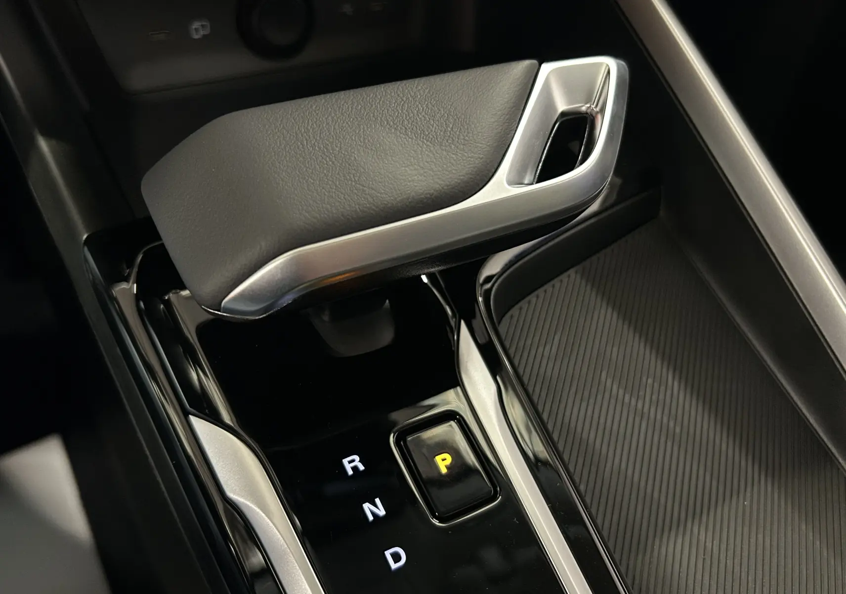 Le levier de vitesses automatique noir et argenté du MG MOTOR ZS Hybrid+ 197 Luxury, vue rapprochée intérieure.