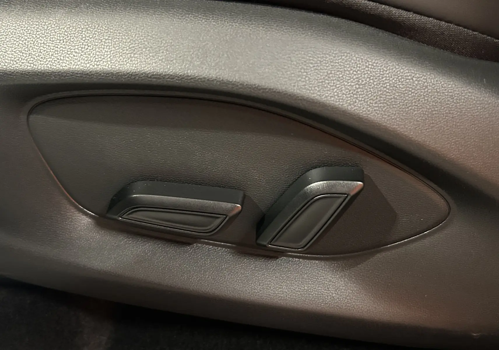 Détail des commandes électriques de réglage du siège en cuir noir dans le MG MOTOR ZS Hybrid+ 197 Luxury 2026.
