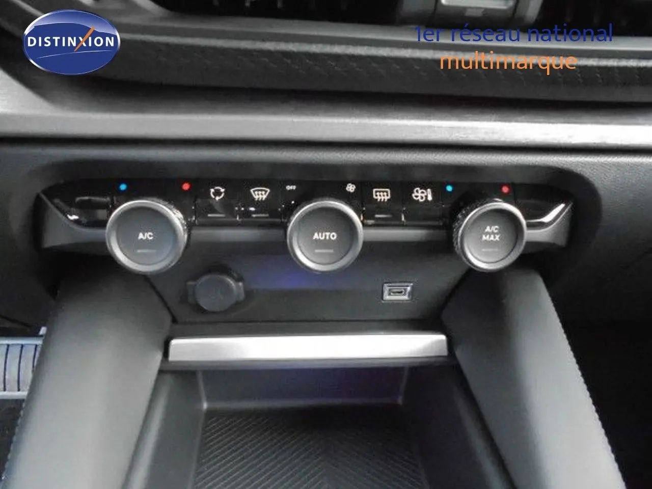 Gros plan sur la console centrale du Citroën C5 X 2023, montrant les commandes de climatisation avec boutons rotatifs.