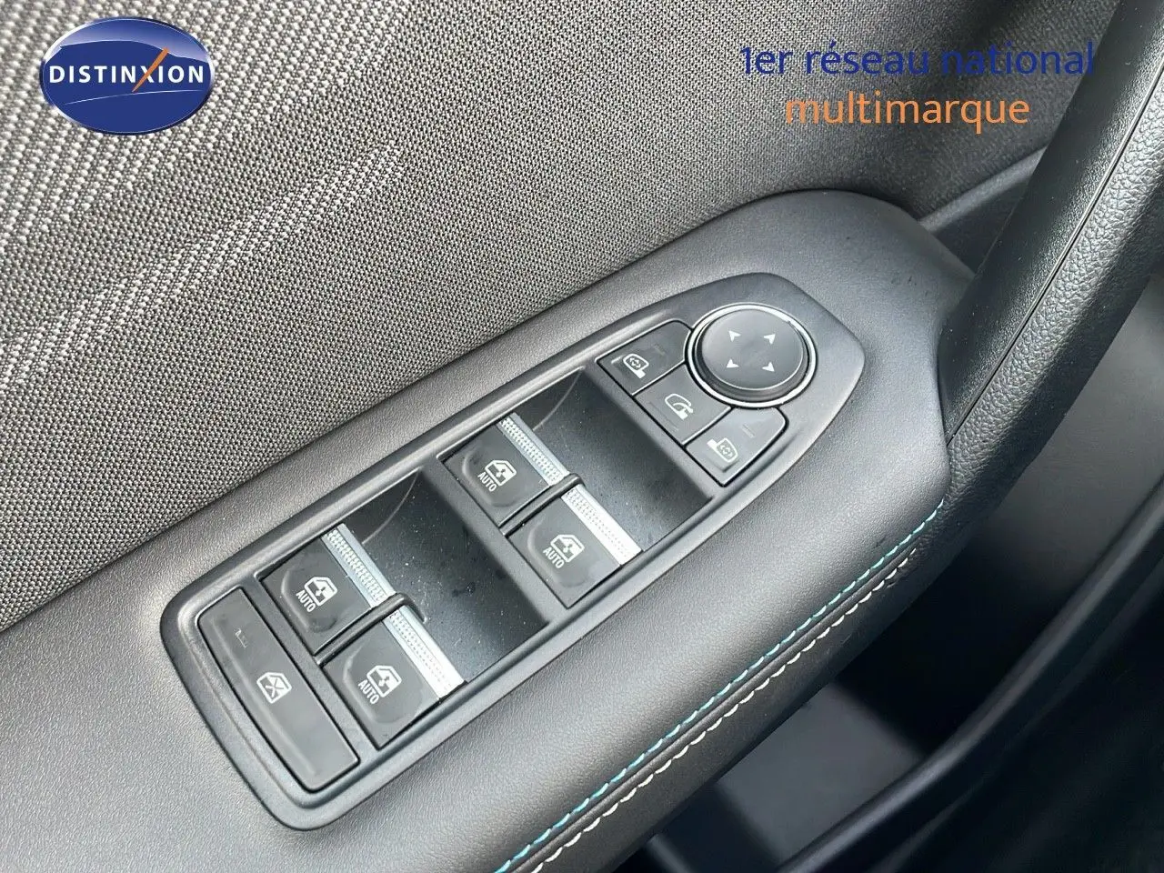 Gros plan sur les commandes de lève-vitres et rétroviseurs côté conducteur du Renault Captur noir étoile 2025.