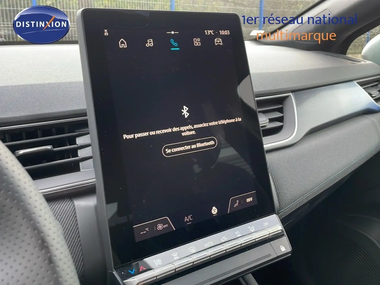 Écran tactile central du tableau de bord du Renault Captur E-Tech hybride 2025, finition Esprit Alpine noire et grise.