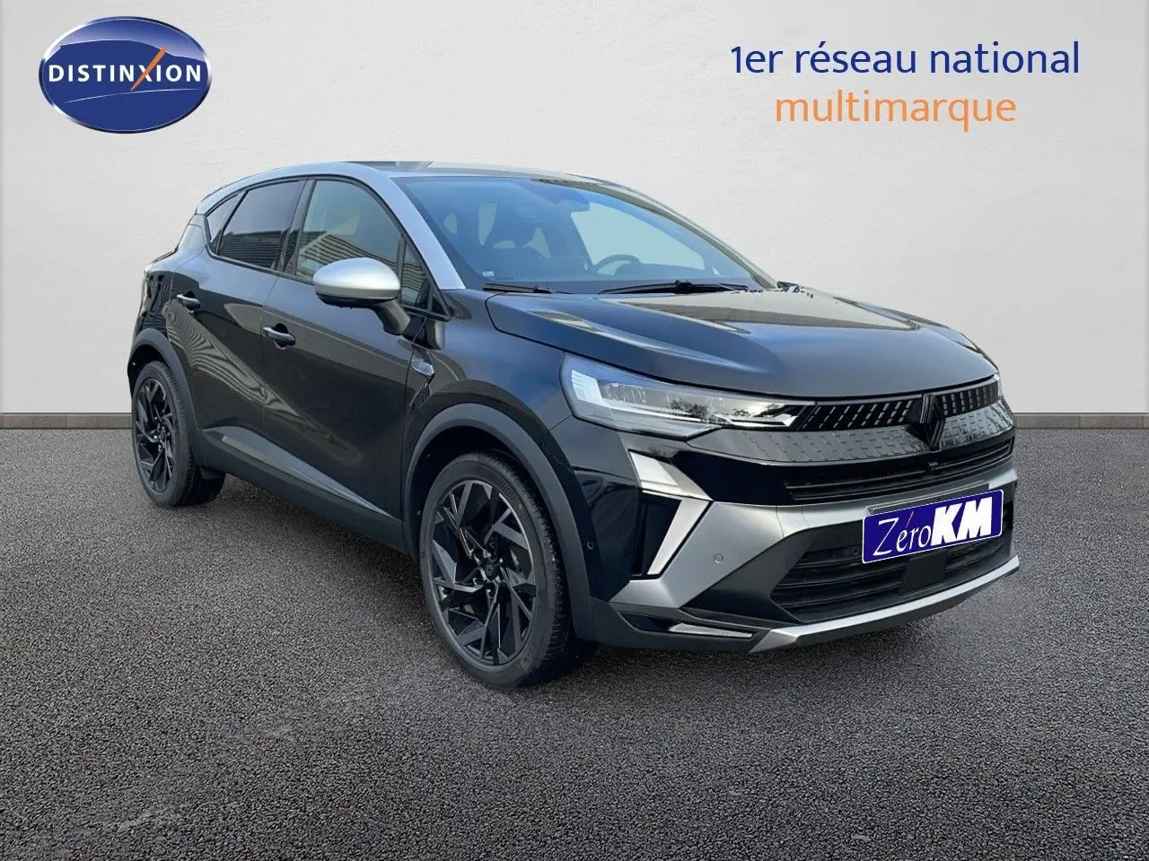 Renault Captur E-Tech hybride noir étoile avec toit gris, vue 3/4 avant mettant en valeur ses jantes noires et calandre moderne.