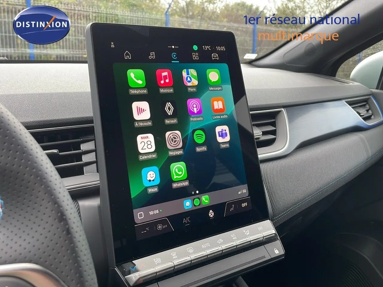 Intérieur du Renault Captur E-Tech 2025 montrant l'écran tactile central vertical avec interface connectée.