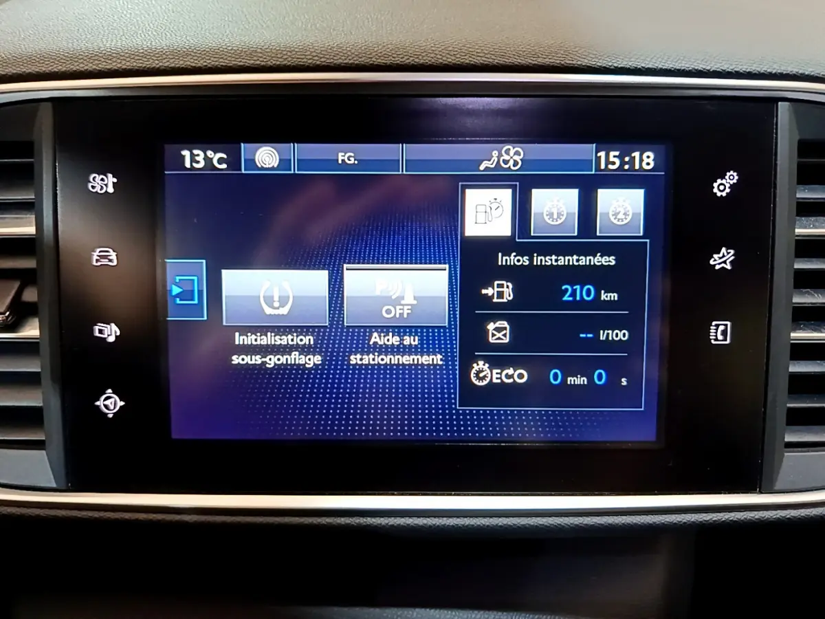 Écran tactile central affichant les fonctions d'aide au stationnement et sous-gonflage sur Peugeot 308 GT Line 2016.