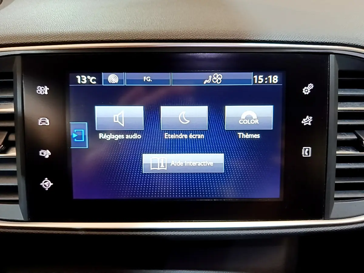 Écran tactile central de la Peugeot 308 GT Line 2016 affichant les réglages audio et thèmes, vue frontale rapprochée.