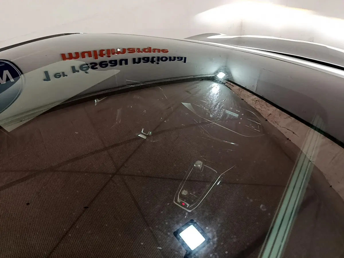 Vue plongeante sur l'intérieur d'une Peugeot 308 gris foncé, montrant la console centrale et le tableau de bord tactile.