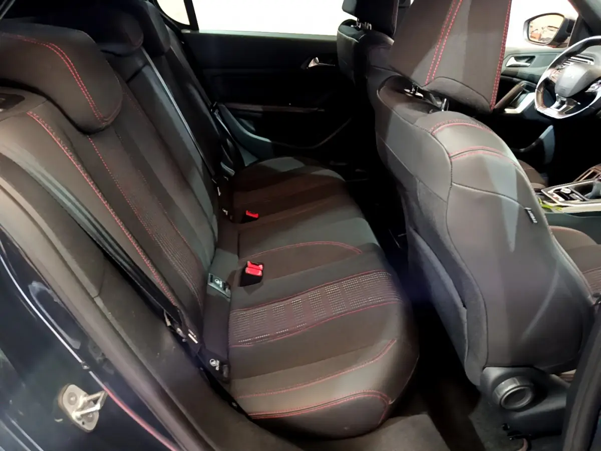 Vue intérieure côté gauche montrant la banquette arrière noire avec surpiqûres rouges du Peugeot 308 GT Line 2016.
