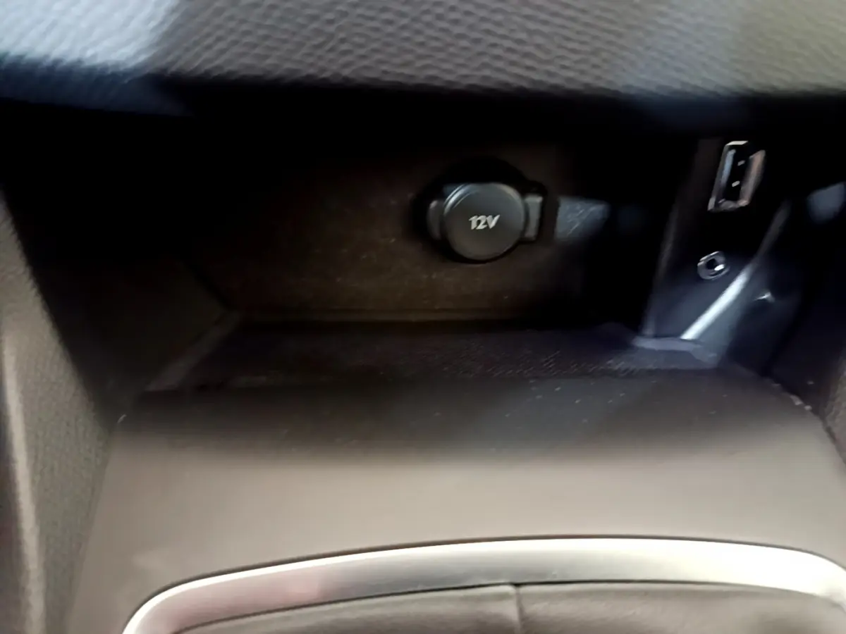 Prise 12V et port USB dans le rangement central intérieur de la Peugeot 308 gris foncé, version GT Line 2016.