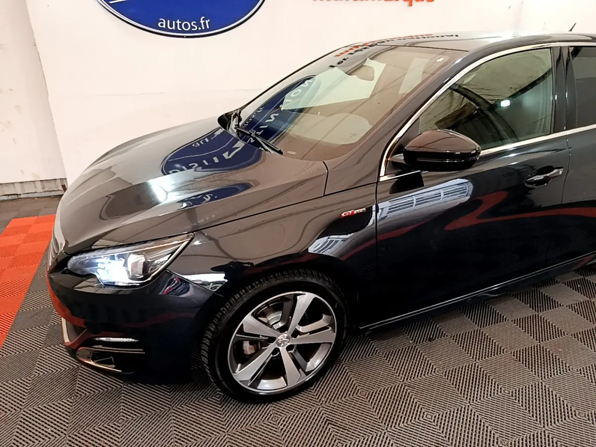 PEUGEOT 308 gris foncé vue 3/4 avant droit mettant en valeur les phares LED et la jante alliage cinq branches