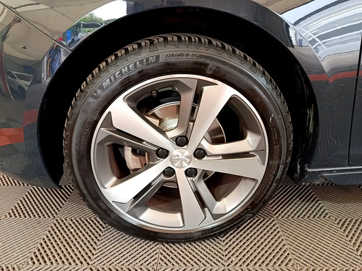 Gros plan sur la roue avant gauche gris foncé d'une Peugeot 308 1.2 PureTech 130 S&S GT Line de 2016.