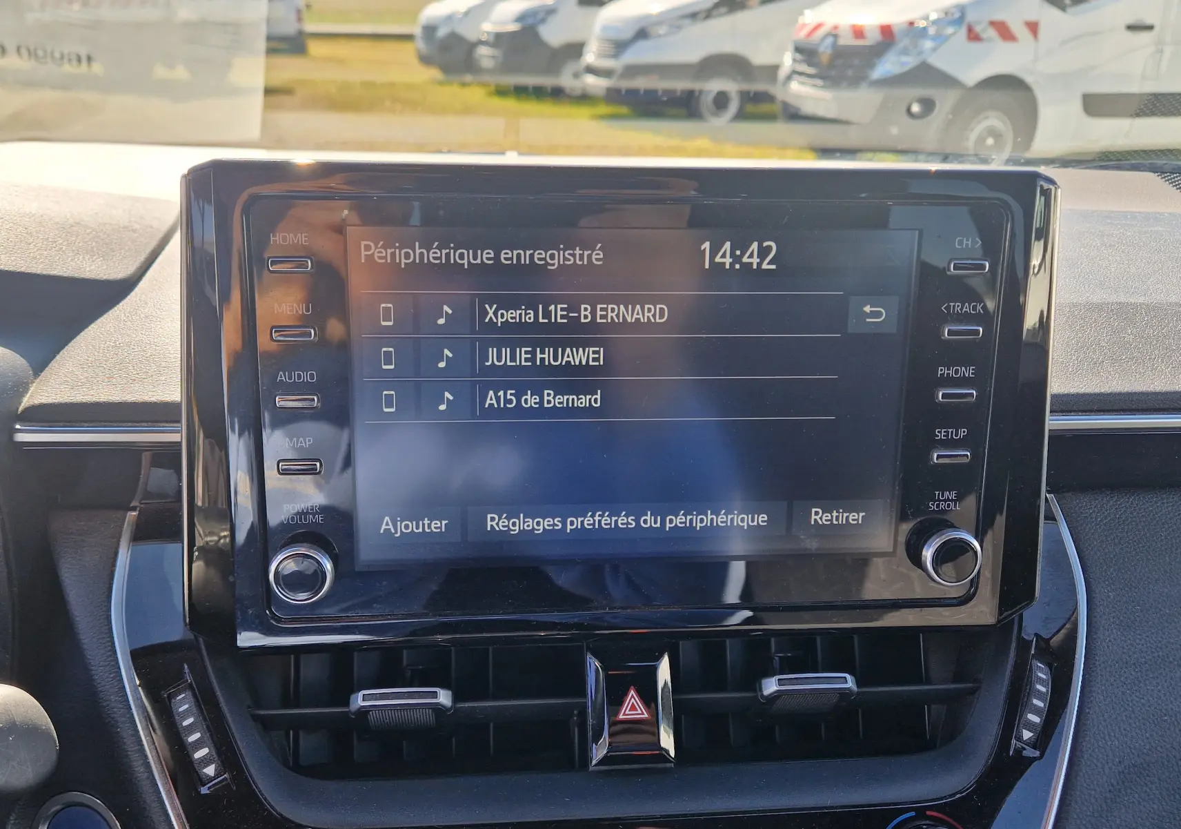 Écran tactile central de la Toyota Corolla Hybride 2019, affichant la connexion Bluetooth avec plusieurs périphériques.
