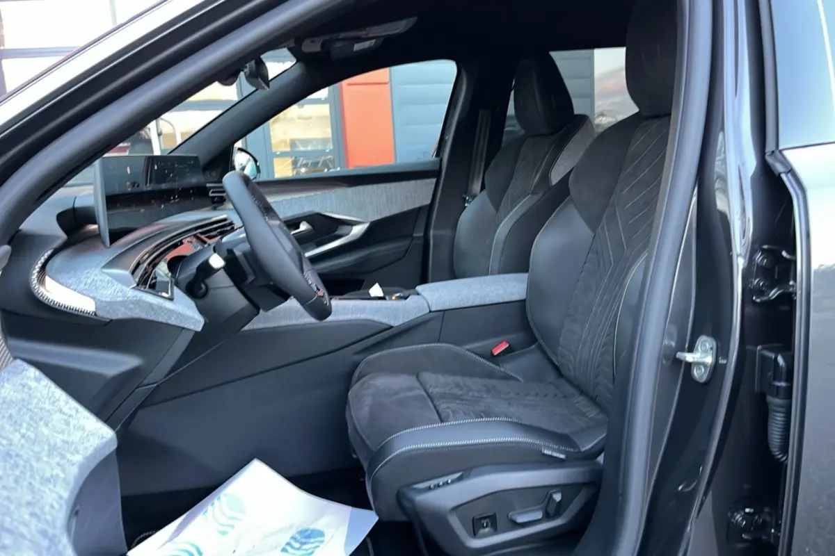 Vue intérieure côté conducteur du Peugeot 5008 Hybrid 145 GT Alcantara avec sièges en cuir et alcantara gris.
