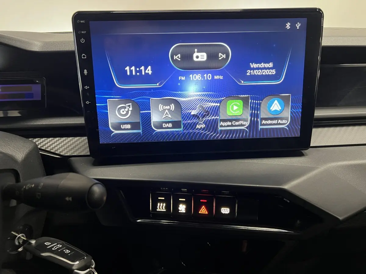 Vue rapprochée du tableau de bord de la LIGIER JS50 BEV 8KWH ELITE 2025 avec écran tactile et commandes éclairées.