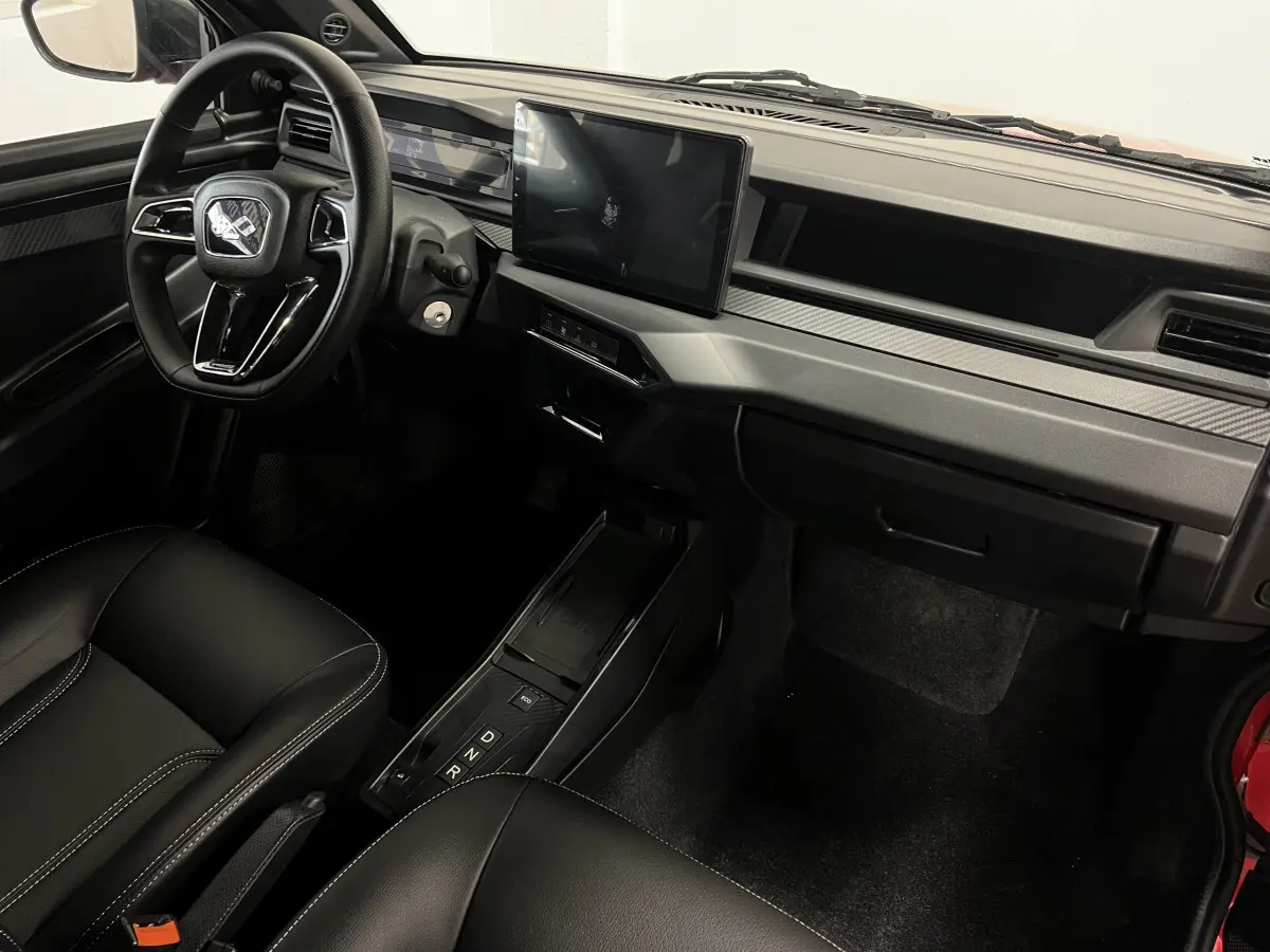 Vue intérieure côté conducteur de la LIGIER JS50 BEV 8KWH ELITE 2025 avec tableau de bord moderne et écran tactile central.