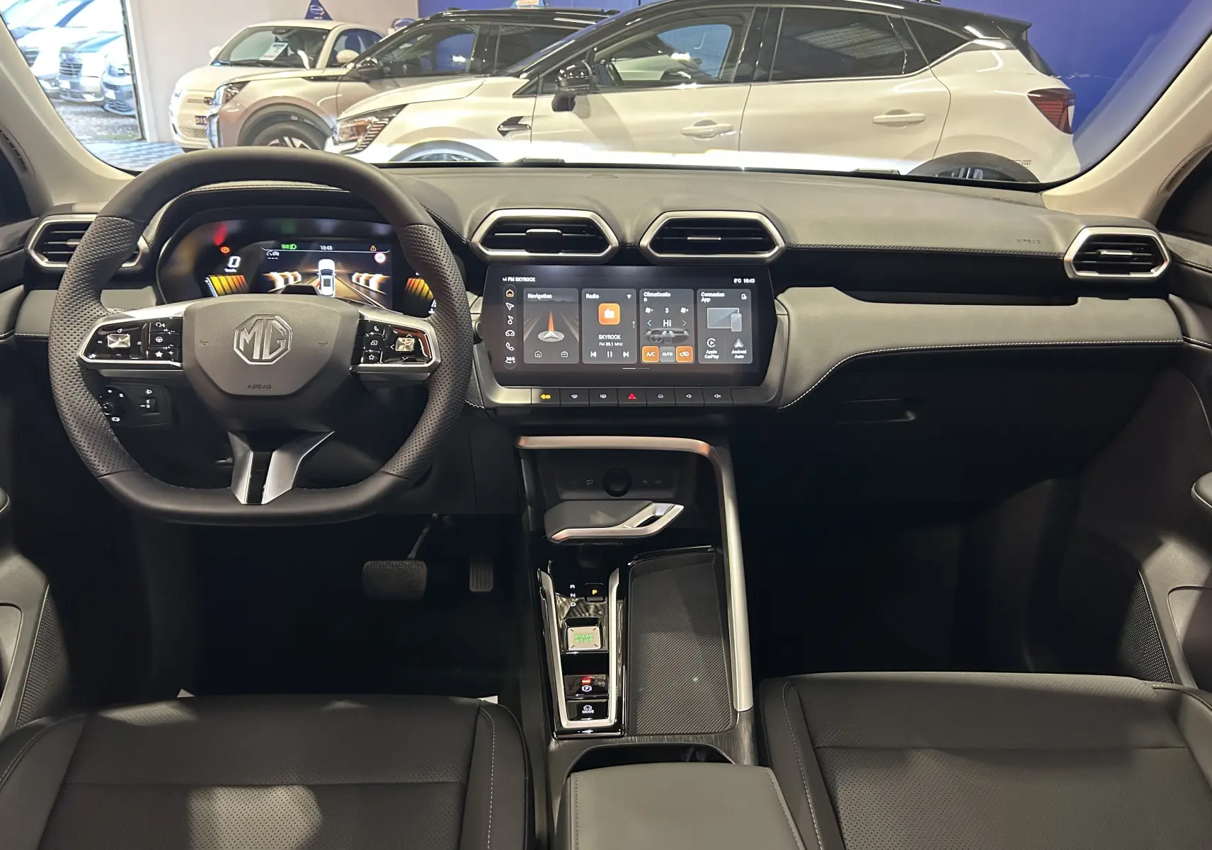 Vue intérieure du tableau de bord et volant du MG Motor ZS Hybrid+ 197 Luxury avec écran tactile central et sellerie noire.