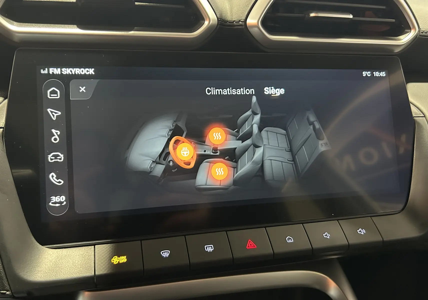 Écran tactile intérieur du MG ZS Hybrid+ 2026 montrant le réglage du chauffage des sièges, interface moderne noire.