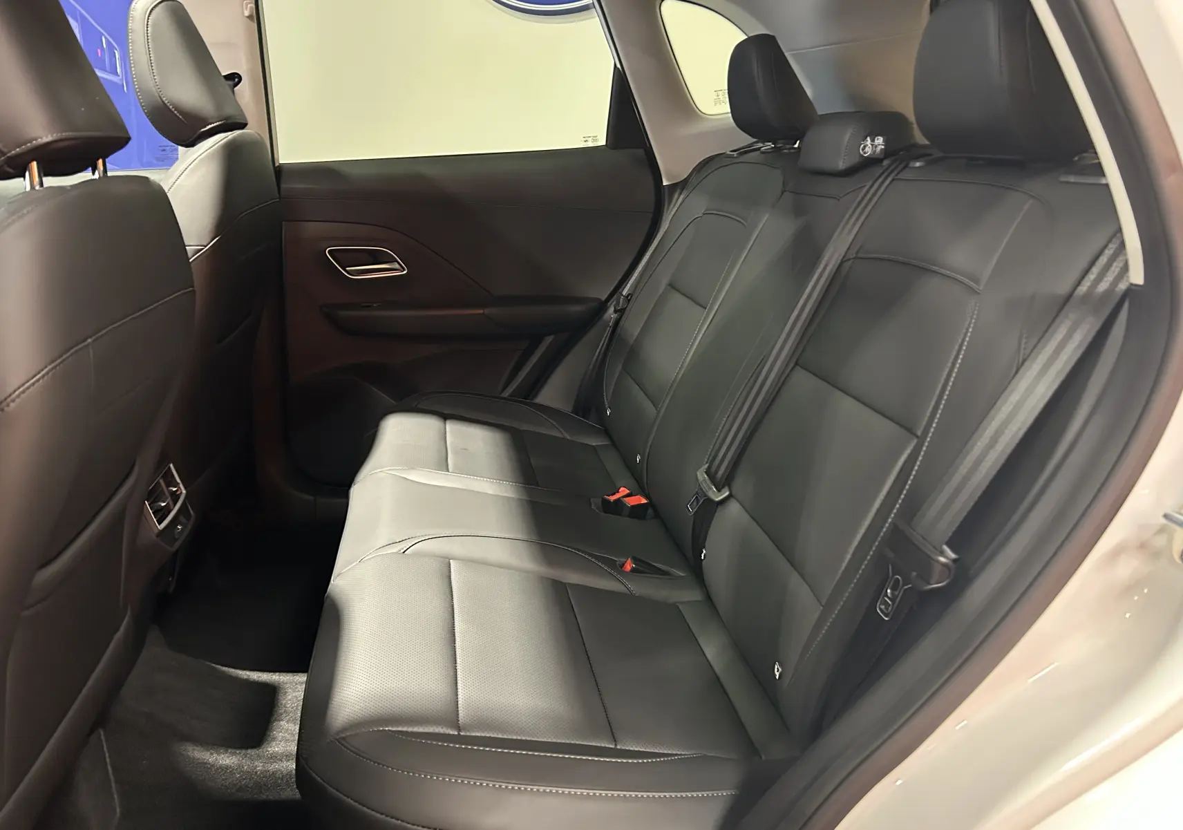Vue intérieure côté droit des sièges arrière en cuir noir du MG MOTOR ZS Hybrid+ 197 LUXURY blanc Dover, 2026.