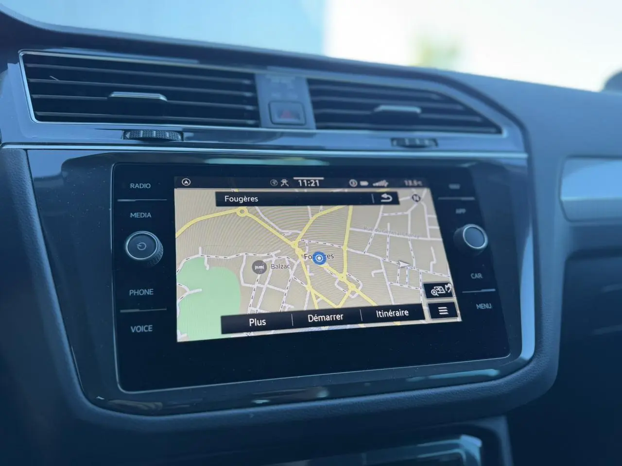 Écran tactile 8 pouces du Volkswagen Tiguan 2024 affichant la navigation, vue intérieure centrée sur la console centrale.