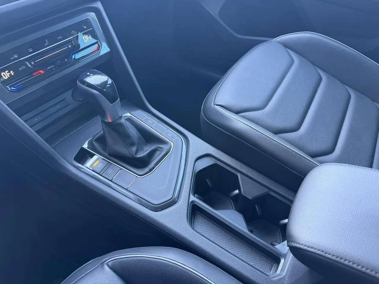 Vue rapprochée de la console centrale et du siège avant en cuir noir du Volkswagen Tiguan 1.5 TSI 150 DSG Life 2024.