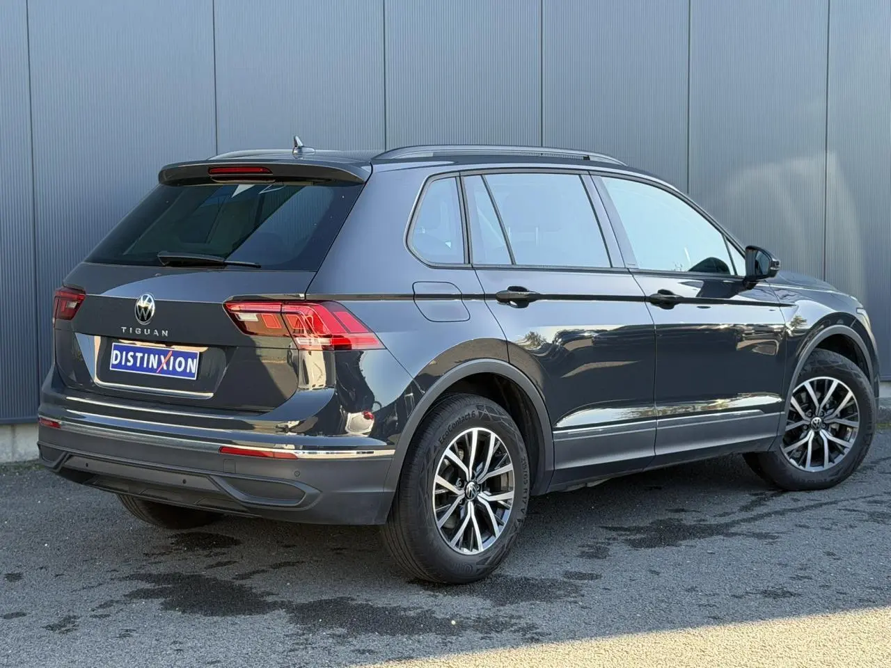 Volkswagen Tiguan 1.5 TSI 150 DSG Life gris Urano, vue 3/4 arrière droit avec jantes alliage 17 pouces.