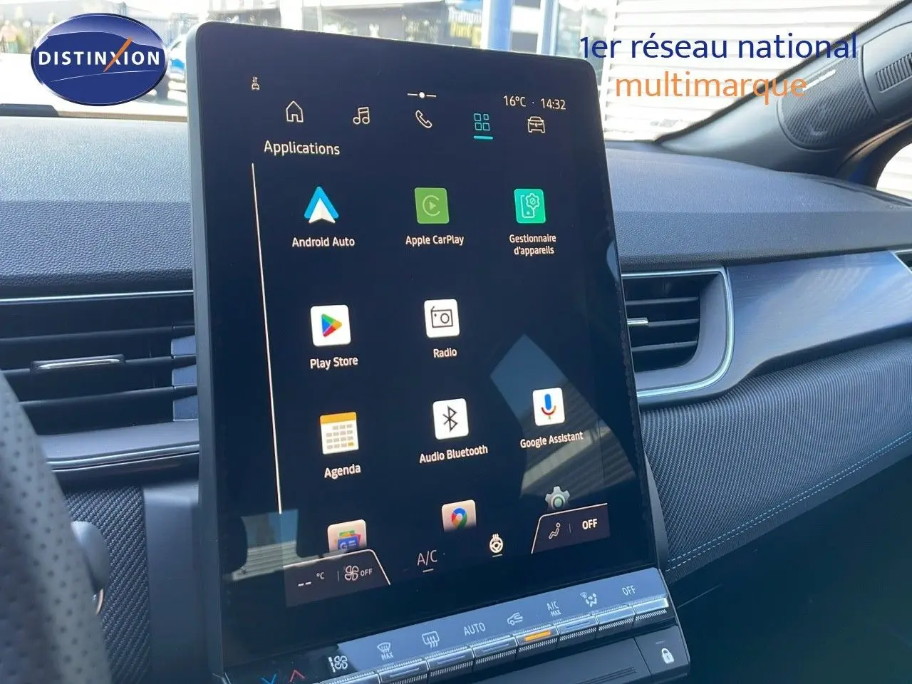 Écran tactile central du tableau de bord du Renault Captur hybride 2025, avec interface Android Auto et Apple CarPlay.