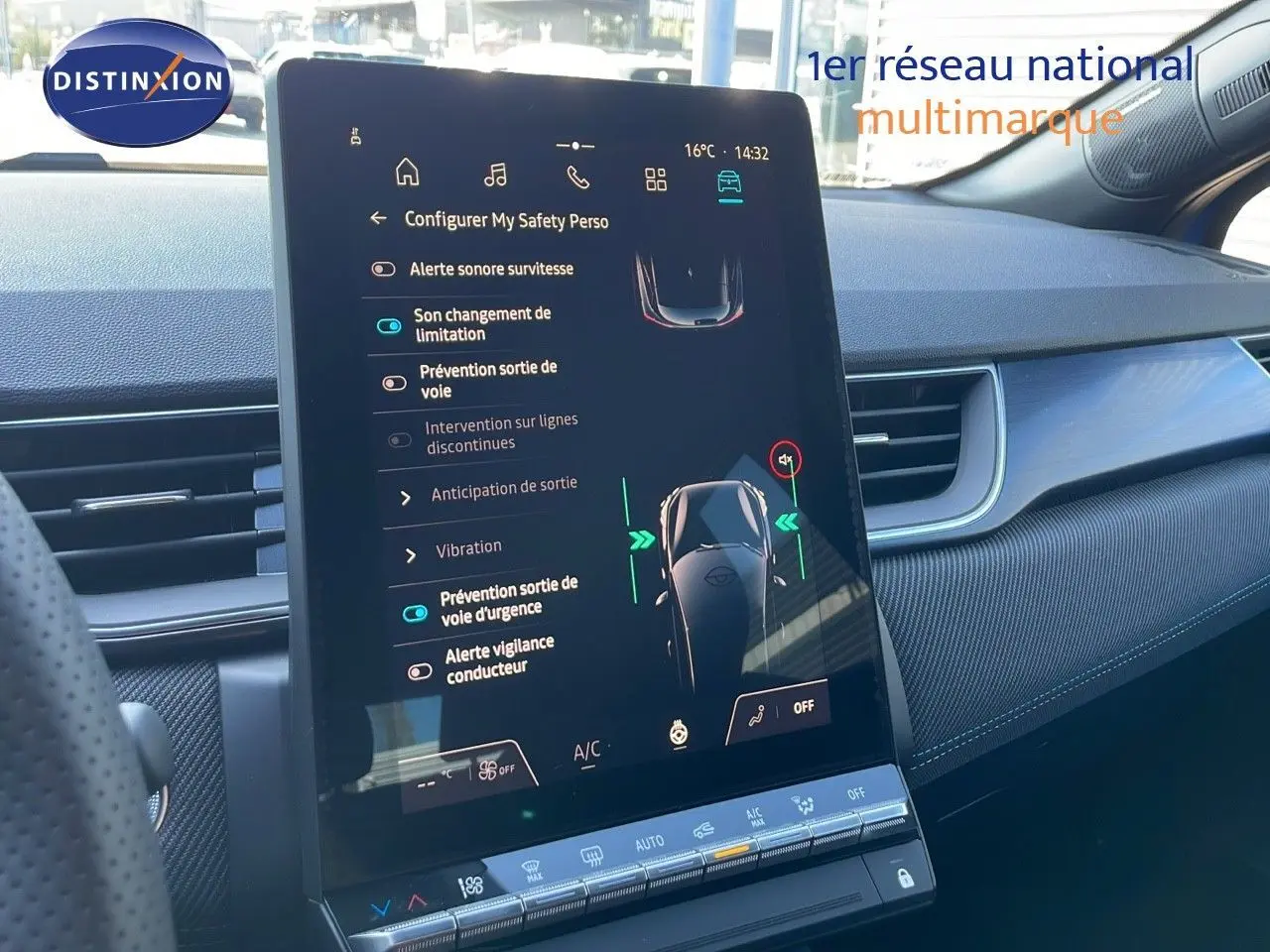 Écran tactile central du tableau de bord du Renault Captur 2025, affichant les réglages d'assistance à la conduite.