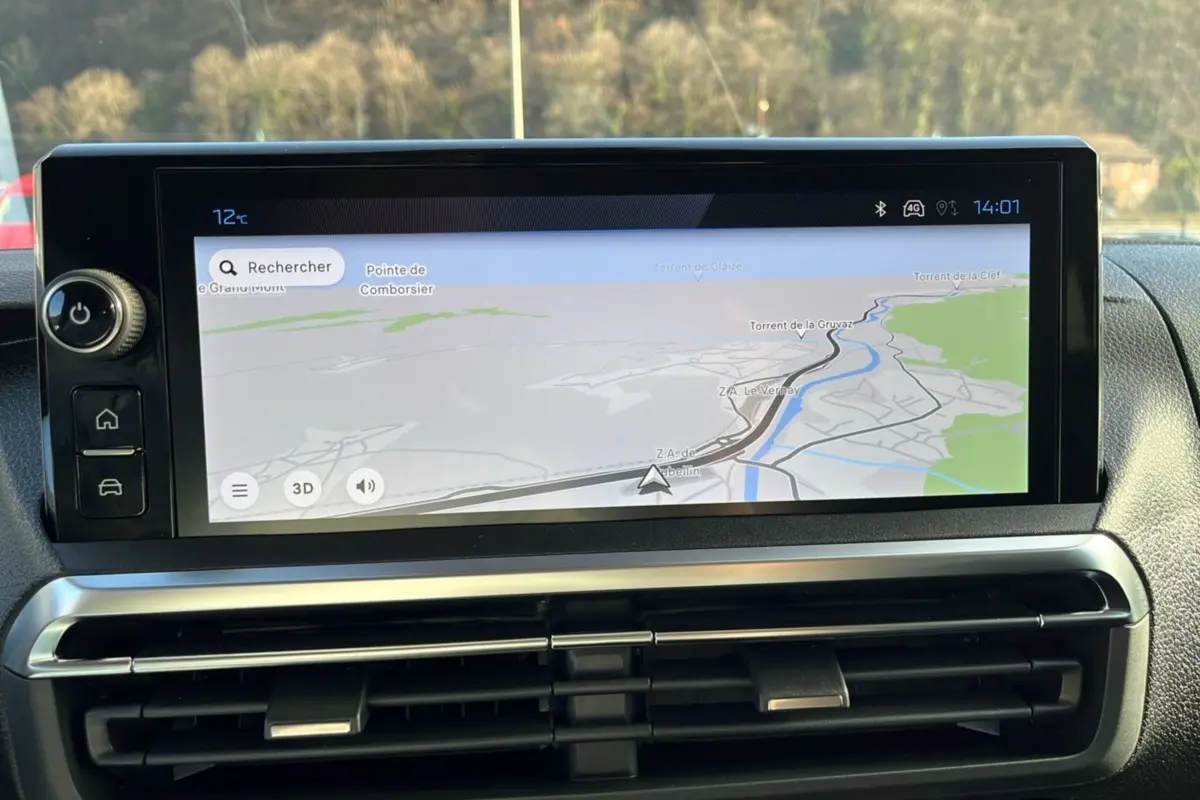 Écran tactile central affichant la navigation GPS dans l’habitacle du Peugeot Traveller 2025.