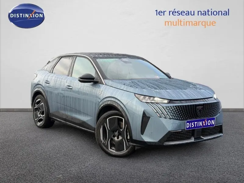 Peugeot 3008 électrique bleu 3/4 avant droit avec calandre noire et jantes alu distinctives.