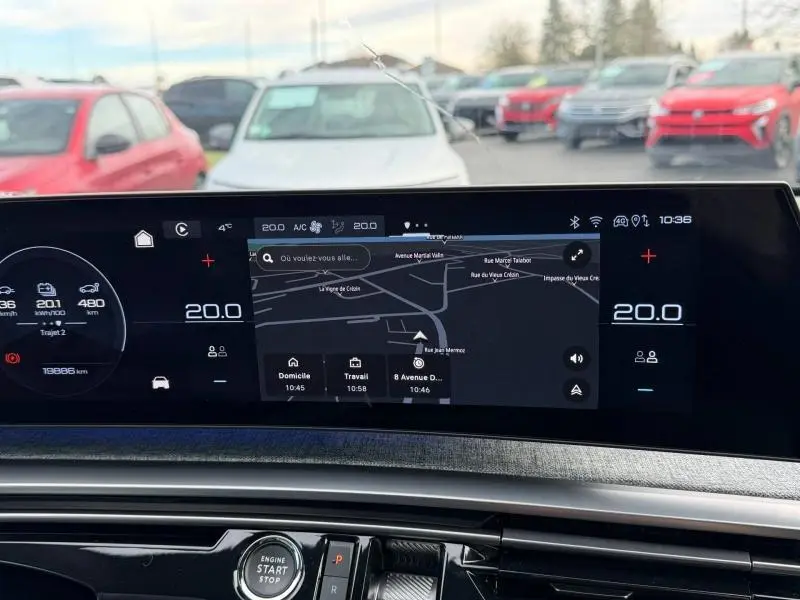 Vue intérieure du tableau de bord numérique et écran tactile central du Peugeot 3008 électrique bleu 2024, affichant la navigation GPS.
