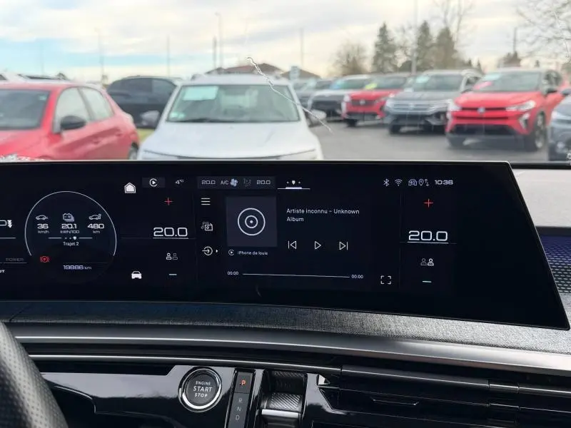 Vue intérieure du tableau de bord numérique du Peugeot 3008 électrique 2024, affichage multifonction et commandes modernes visibles.