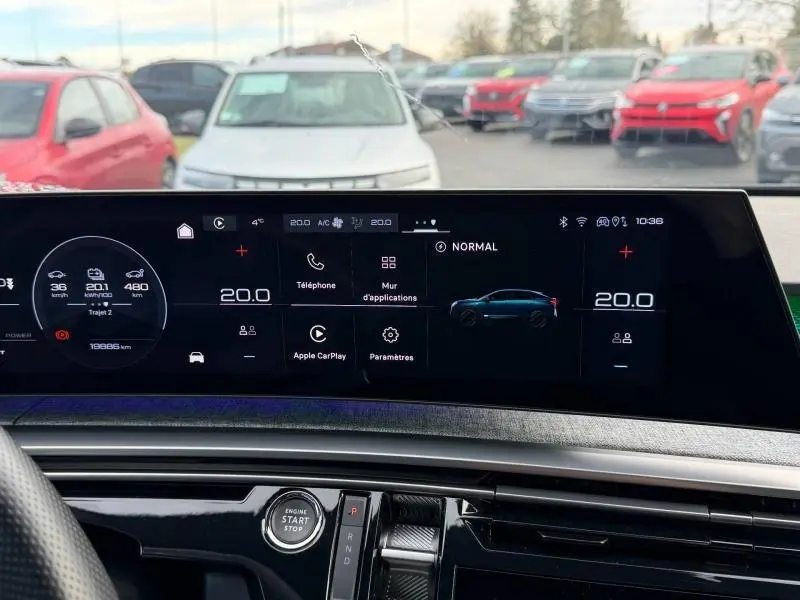 Vue intérieure du tableau de bord numérique du Peugeot 3008 électrique 2024, affichage multifonction et commandes modernes.