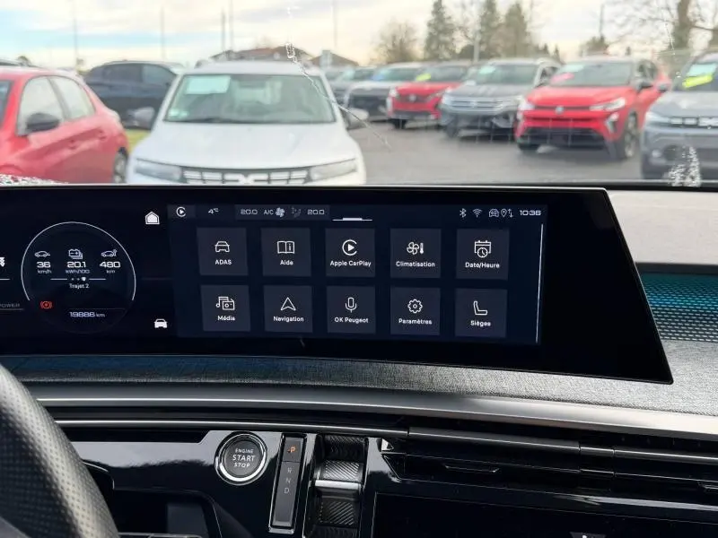 Vue intérieure du tableau de bord du Peugeot 3008 électrique 2024 avec écran tactile multifonction et volant partiel visible.