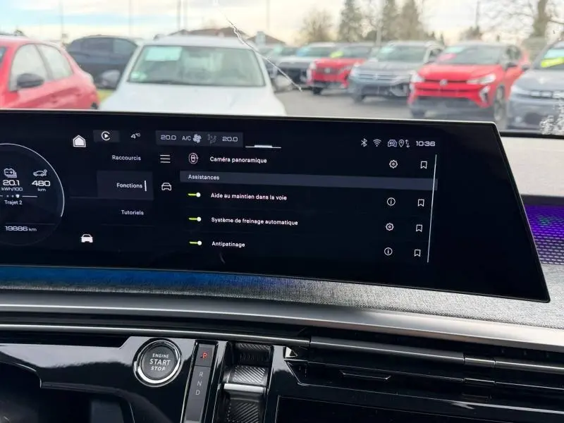 Vue intérieure du tableau de bord du Peugeot 3008 électrique 2024 avec écran tactile affichant les aides à la conduite.