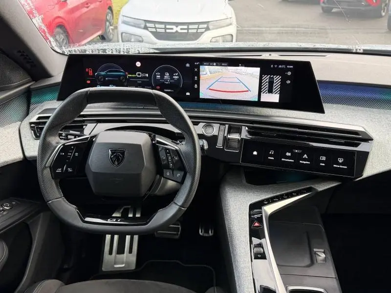 Vue intérieure du tableau de bord et volant cuir noir du Peugeot 3008 électrique bleu, avec écran tactile et affichage numérique.