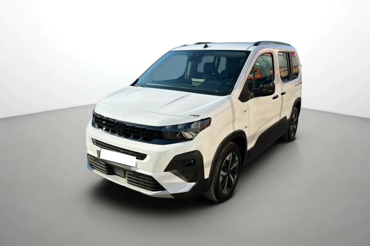 Peugeot Rifter Blanc Kaolin en 3/4 avant droit, avec barres de toit et jantes alliage noires.