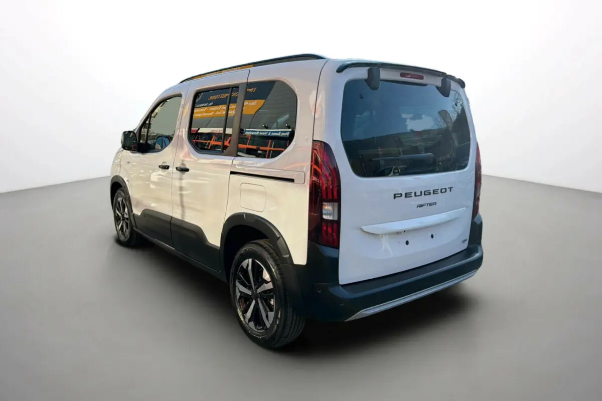 Vue 3/4 arrière droite du Peugeot Rifter blanc kaolin avec vitres surteintées et jantes alu 17 pouces.