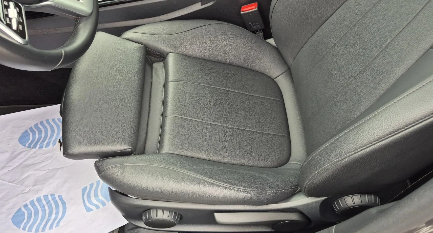 Gros plan sur le siège conducteur en cuir noir de la Mercedes Classe A 180d 2020, avec réglages manuels visibles.